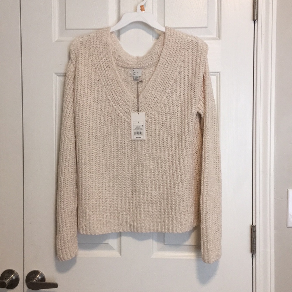 NWT cream v-neck pullover sweater - Picture 4 of 6